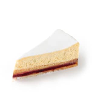 Ein einzelnes Stück geschichteter Käsekuchen mit einer Schicht Puderzucker auf der Oberseite und einer dünnen Schicht roter Fruchtfüllung in der Nähe des Bodens, vor einem weißen Hintergrund.