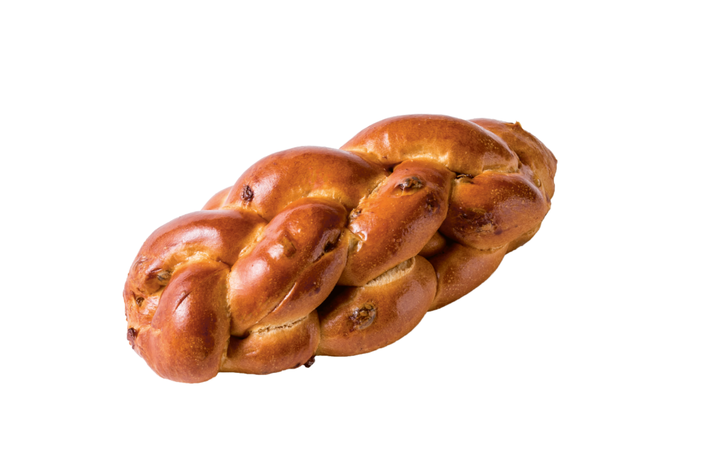Ein goldbrauner, geflochtener Brotlaib mit glänzender Kruste vor einem weißen Hintergrund.