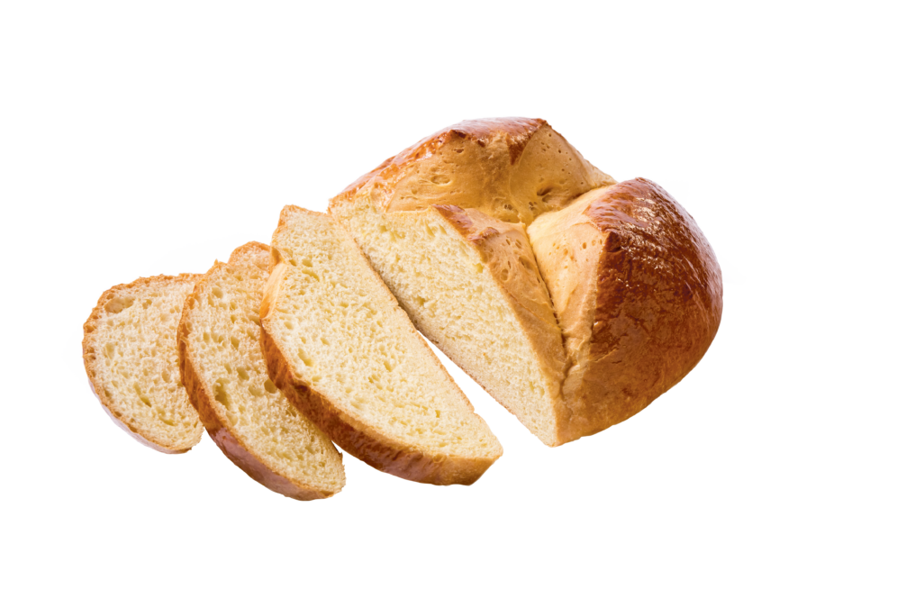 Ein goldener, runder Brotlaib mit glänzender Kruste, der teilweise aufgeschnitten ist und ein weiches, fluffiges Inneres offenbart, vor einem weißen Hintergrund.