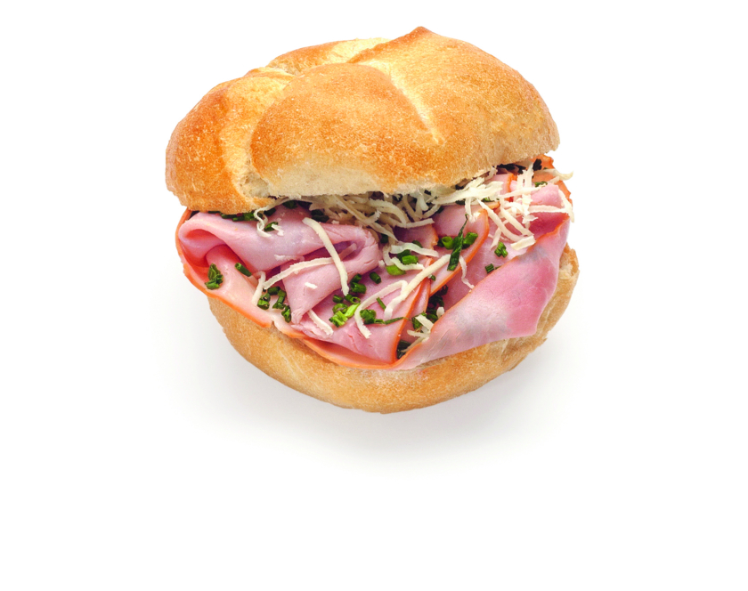 Ein rundes Sandwichbrötchen, gefüllt mit Schinkenscheiben, gehackten Kräutern und geriebenem Käse, vor einem weißen Hintergrund.