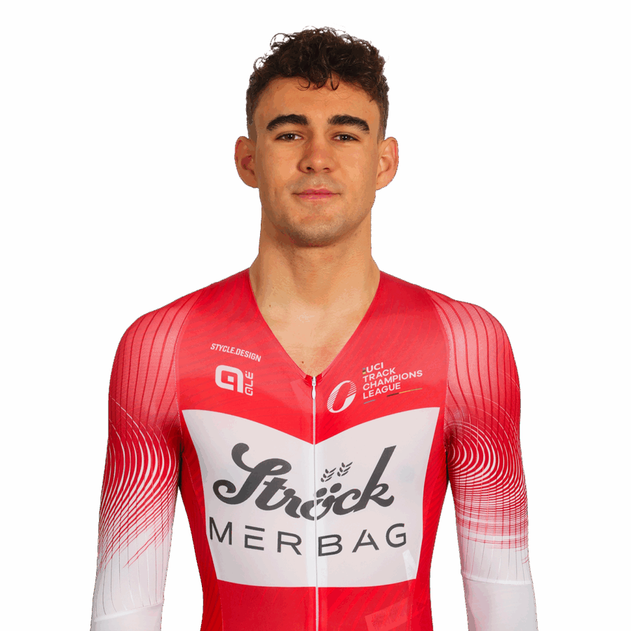 Ein junger männlicher Sportler mit kurzen lockigen Haaren trägt einen rot-weißen Radsportanzug mit Ströck MERBAG- und UCI Track Champions League-Logos und steht vor einem schlichten weißen Hintergrund.