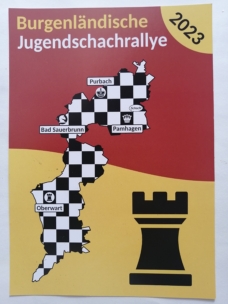 Plakat für die Burgenländische Jugendschachrallye 2023 mit einer karierten Landkarte mit Schachfigurensymbolen, die Purbach, Bad Sauerbrunn, Oberwart und Pamhagen markieren, auf einem roten und gelben Hintergrund mit einem Turmsymbol.