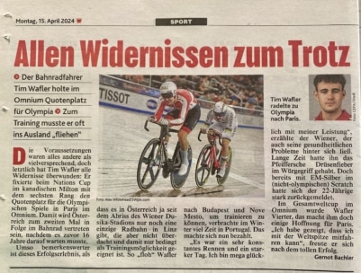 Ein Sportartikel in einer Zeitung zeigt eine große Schlagzeile und ein Foto von zwei Radrennfahrern in einer Halle, von denen einer in Führung liegt. Auf der rechten Seite ist ein Kopfbild eines männlichen Radfahrers zu sehen. Deutsche Textblöcke umgeben die Bilder.