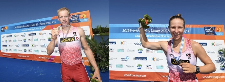 Zwei Athleten in rot-weißen Uniformen posieren mit Medaillen vor einer Kulisse für die U23-Weltmeisterschaften im Rudern 2019. Der Mann auf der linken Seite hält seine Medaille am Mund, die Frau auf der rechten Seite hält ihre Medaille und ihren Blumenstrauß hoch.
