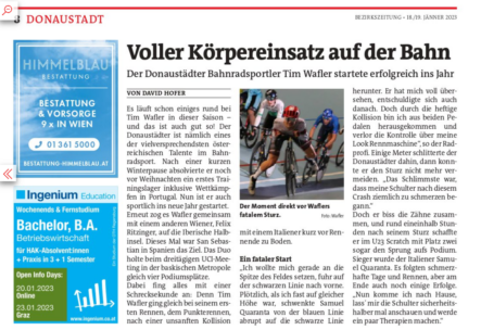 Ein Zeitungsartikel mit einer Schlagzeile über den Erfolg des Radrennfahrers Tim Wafler, ein Foto von Wafler, der mit anderen Radrennfahrern auf einer Radrennbahn fährt, und auf der linken Seite mehrere Anzeigen für lokale Unternehmen und Dienstleistungen.