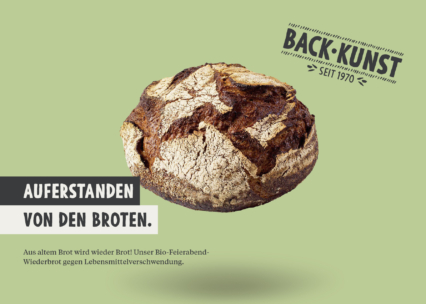 Ein runder, rustikaler Brotlaib mit einer dunklen, knusprigen Oberfläche schwebt auf einem grünen Hintergrund. Daneben steht auf Deutsch "AUFERSTANDEN VON DEN BROTEN" und weitere Informationen über Brot und die Vermeidung von Lebensmittelabfällen.