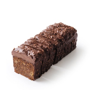 Ein rechteckiger Kuchen mit Schokoladenüberzug und nussiger Textur, der teilweise aufgeschnitten wird, um ein dichtes, braunes Inneres zu enthüllen. Der Kuchen ist mit einer dicken Schicht Kuvertüre und kleinen Nussstückchen überzogen.