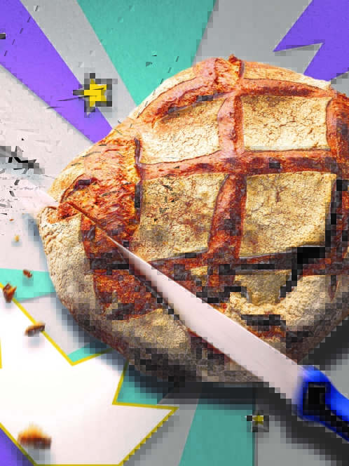 Ein knuspriger runder Laib Brot wird mit einem gezackten Messer geschnitten. Der Hintergrund ist bunt und abstrakt, mit Sternen und geometrischen Formen in Lila, Türkis und Gelb.