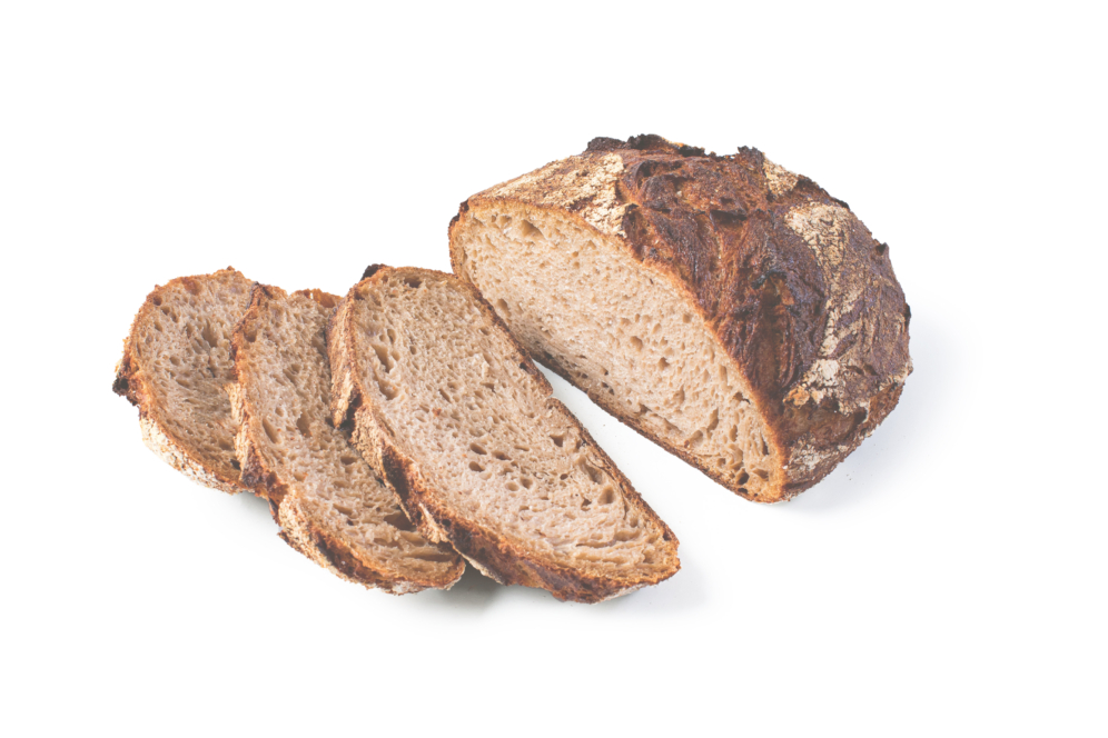 Ein rustikaler Laib Schwarzbrot mit dunkler Kruste wird teilweise aufgeschnitten, wobei drei einzelne Scheiben und der verbleibende ungeschnittene Teil auf einem weißen Hintergrund zu sehen sind.