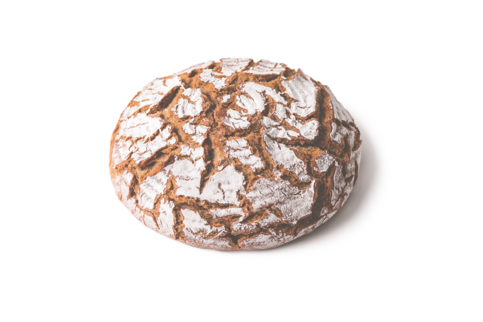 Ein runder Laib rustikales Brot mit rissiger Kruste und mit Mehl bestäubt, isoliert auf weißem Hintergrund.