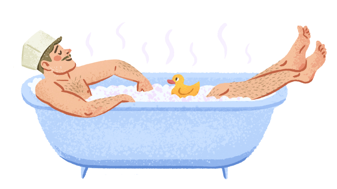 Ein entspannter Mann mit einem Eimerhut badet in einer sprudelnden Badewanne mit aufsteigendem Dampf, einer Gummiente, die in der Nähe seiner Knie schwimmt, und seinen Armen, die auf den Seiten ruhen.
