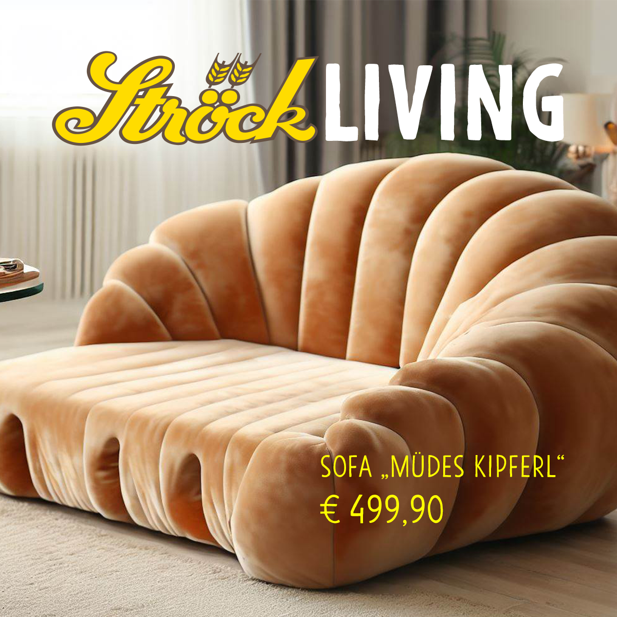 Ein plüschiges, halbmondförmiges, beigefarbenes Sofa steht in einem hellen Wohnzimmer. Im Hintergrund befinden sich große Fenster mit transparenten Vorhängen. Der Text lautet Ströck LIVING, SOFA MÜDES KIPFERL, und €499,90.