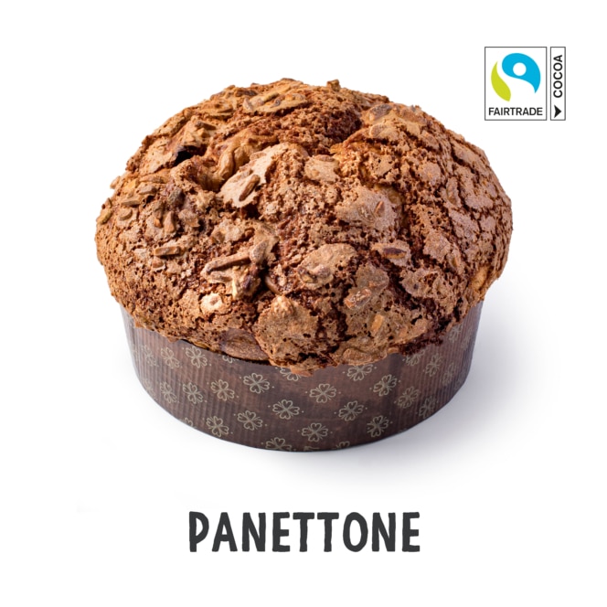 Ein runder, goldbrauner Panettone mit einer strukturierten, schokoladenüberzogenen Oberfläche befindet sich in einer dekorativen braunen Papierumhüllung. Darunter steht das Wort PANETTONE, und in der oberen rechten Ecke ist das Fairtrade-Kakao-Logo zu sehen.