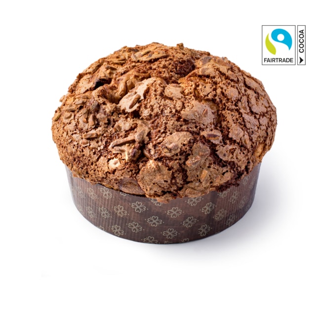 Ein runder Schokoladen-Panettone mit einer rissigen, knusprigen Oberfläche in einer dekorativen braunen Papierverpackung auf weißem Hintergrund. In der oberen rechten Ecke befindet sich das Logo der Fairtrade-Kakao-Zertifizierung.