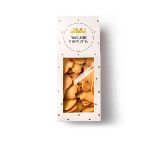 Eine durchsichtige Zellophantüte mit Weihnachtsplätzchen in einer weihnachtlichen Verpackung mit einem Etikett mit der Aufschrift "Fröhliche Weihnachten" und goldenen Ziersternen, dargestellt vor einem weißen Hintergrund.