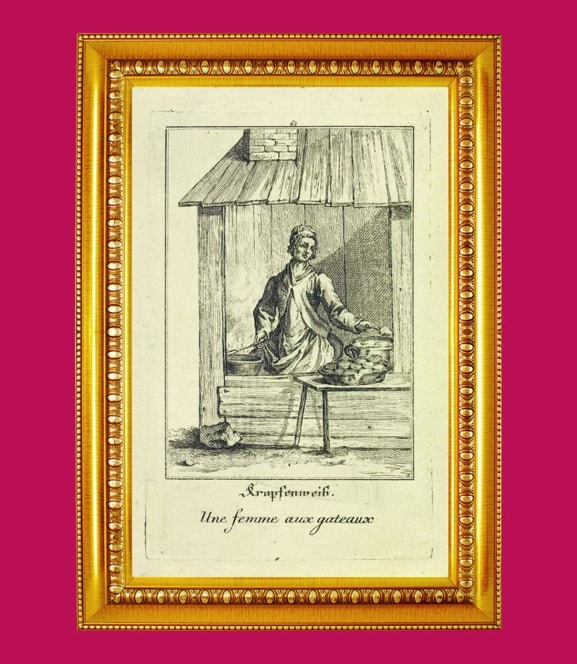 Eine gerahmte Schwarz-Weiß-Illustration einer Frau, die vor einem rustikalen Gebäude sitzt und auf einem kleinen Tisch Kuchen verkauft. Der Text darunter lautet Krapfenweib und Une femme aux gateaux. Der Rahmen ist verschnörkelt und vergoldet.