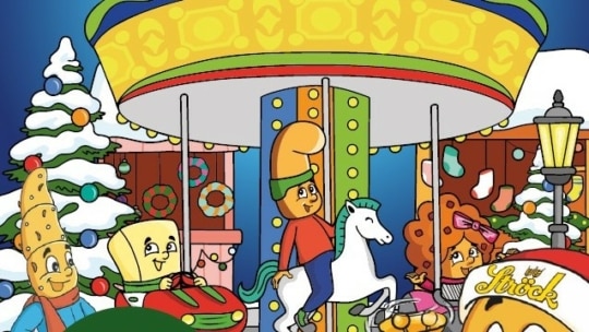 Ein farbenfrohes Cartoon-Karussell mit lächelnden Käse-, Brot- und Snack-Figuren, die auf festlichen Tieren und Wagen fahren, umgeben von geschmückten, schneebedeckten Bäumen und Weihnachtsdekorationen.