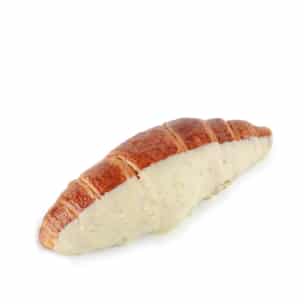 Ein goldbraunes Croissant, das teilweise in eine dicke Schicht aus weißer Soße oder Zuckerguss getaucht ist und auf einem schlichten weißen Untergrund liegt.