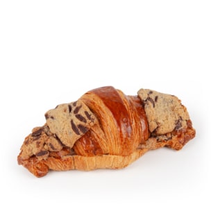 Ein Croissant mit glänzender, goldbrauner Kruste, belegt und gefüllt mit Schokoladenstückchen aus Keksteig vor einem schlichten weißen Hintergrund.