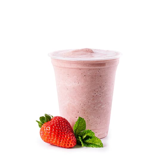 Ein Plastikbecher, gefüllt mit einem rosafarbenen Erdbeer-Smoothie, steht neben einer frischen Erdbeere und Minzblättern, alles auf weißem Hintergrund.