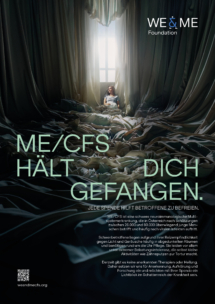 Eine Person liegt zusammengerollt im Bett in einem schwach beleuchteten Raum mit zerknittertem Bettzeug. Ein großer Text in deutscher Sprache überlagert das Bild und spricht über ME/CFS und die Auswirkungen der Krankheit. Das Logo der WE&ME Foundation erscheint am oberen Rand.