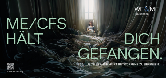 Eine Frau sitzt allein auf einem Bett, umgeben von drapierten, schattenhaften Stoffen in einem schwach beleuchteten Raum. Der große deutsche Text lautet: ME/CFS hält dich gefangen. Jede Spende hilft Betroffenen zu befreien.