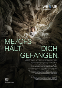 Eine Person liegt zusammengerollt in der Mitte eines Bettes, umgeben von großen, chaotischen Falten aus weißem Stoff. Die Szene vermittelt ein Gefühl der Isolation. Der Text in deutscher Sprache spricht über ME/CFS und ruft zu Spenden auf, um den Betroffenen zu helfen.