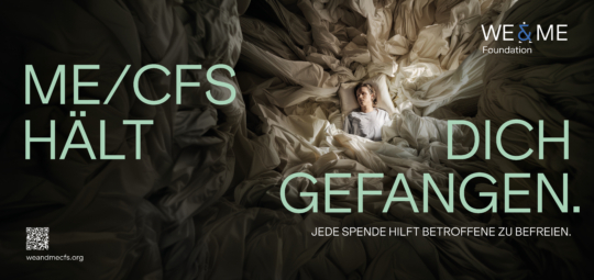 Eine Person liegt umgeben von wogenden, einengenden Laken. Ein großer Text auf Deutsch lautet: "ME/CFS hält dich gefangen. Jede Spende hilft Betroffenen zu befreien." Das Branding der WE&ME Foundation ist sichtbar.
