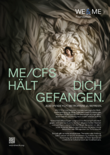Eine Frau liegt zusammengerollt in der Mitte eines Bettes, umgeben und eingeschlossen von verknoteten weißen Laken. Ein großer grüner Text in deutscher Sprache lautet "ME/CFS hält dich gefangen.", darunter stehen kleinere Texte und Logos.