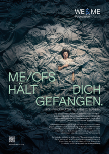 Eine Person liegt in einem Bett, das mit grauen Laken bedeckt ist, umgeben von einem verdrehten Bettzeug, das einer Barriere ähnelt. Ein großer Text lautet: ME/CFS hält dich gefangen. Ein kleinerer Text informiert über ME/CFS und bittet um Spenden.
