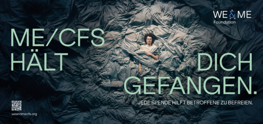 Eine Person liegt in einem Bett, zugedeckt von grauen Laken, und scheint gefangen zu sein. Der große deutsche Text lautet: "ME/CFS hält dich gefangen." Weitere Texte und Logos werben für die WE&ME Foundation und Spenden zur Unterstützung der Betroffenen.