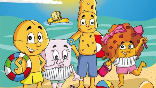 Vier Cartoon-Snacks mit Gesichtern genießen einen sonnigen Tag am Strand, stehen auf Sand mit Strandspielzeug. Im Hintergrund schwimmt ein anderer Snack-Charakter auf einem gelben Floß im Meer unter einer hellen Sonne.