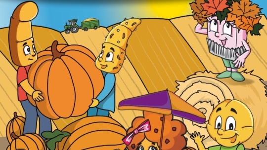 Cartoon-Figuren mit Köpfen, die an Lebensmittel erinnern, genießen eine Herbsternte-Szene. Sie halten einen großen Kürbis, stehen neben Heuballen und tragen Herbstblätter; ein Traktor und ein Wagen sind im Hintergrund unter einem blauen und gelben Himmel zu sehen.