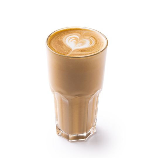 Ein Glas Milchkaffee mit hellbrauner Farbe und herzförmigen Latte Kunst auf dem cremigen Schaum, auf einem weißen Hintergrund platziert.