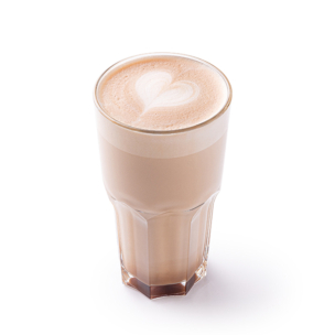 Ein Glas Milchkaffee mit hellbraunem Schaum, gekrönt von einem herzförmigen Milchkaffee vor einem weißen Hintergrund.