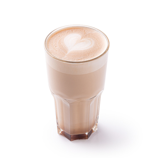 Ein Glas Milchkaffee mit hellbraunem Schaum, gekrönt von einem herzförmigen Milchkaffee vor einem weißen Hintergrund.