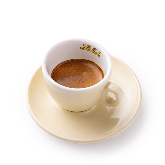 Eine Tasse Espresso mit einer cremigen Cremaschicht, serviert in einer weißen Keramiktasse mit passender Untertasse auf weißem Hintergrund. Die Tasse ist mit einem kleinen Logo am Innenrand bedruckt.