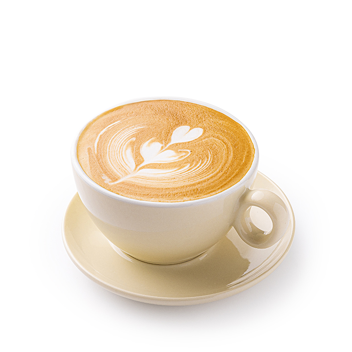 Eine Tasse Cappuccino mit einem herzförmigen Latte-Art-Motiv im Schaum, serviert in einer cremefarbenen Tasse mit Untertasse auf weißem Hintergrund.