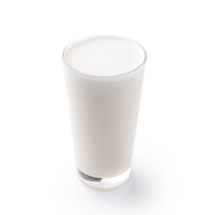 Ein klares, mit Milch gefülltes Glas auf weißem Hintergrund.