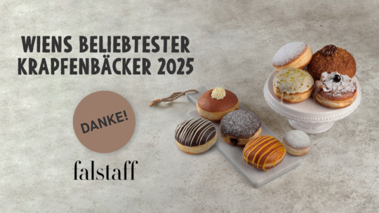 Eine Auswahl an verschiedenen gefüllten Krapfen auf einem Tablett und einer Platte, mit dem Text Wiens beliebtester Krapfenbäcker 2025, Danke! und dem Logo Falstaff auf einem strukturierten Hintergrund.