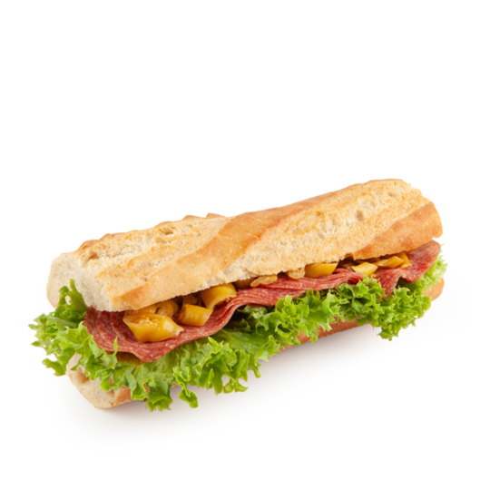 Ein Sub-Sandwich mit Salat, Salamischeiben und gelber Paprika auf einem knusprigen Baguette, isoliert auf einem weißen Hintergrund.