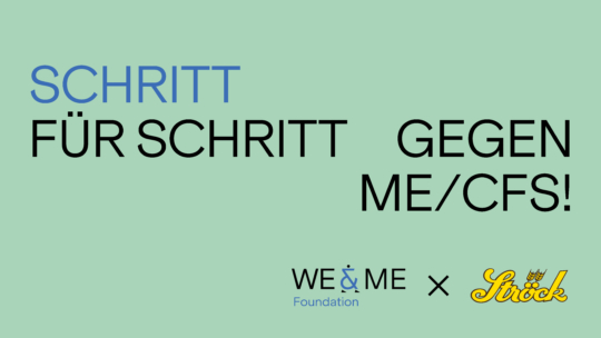 Textgrafik mit deutschen Worten: Schritt für Schritt gegen ME/CFS! Unten sind die Logos der WE&ME Foundation und der Organisation Ströck auf hellgrünem Hintergrund abgebildet.