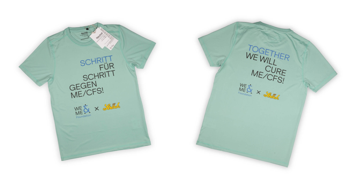 Zwei hellgrüne T-Shirts. Auf dem linken Shirt steht "SCHRITT FÜR SCHRITT GEGEN ME/CFS!", auf dem rechten "TOGETHER WE WILL CURE ME/CFS!" Beide zeigen Logos der WE & ME/CFS Foundation und von Löbel.