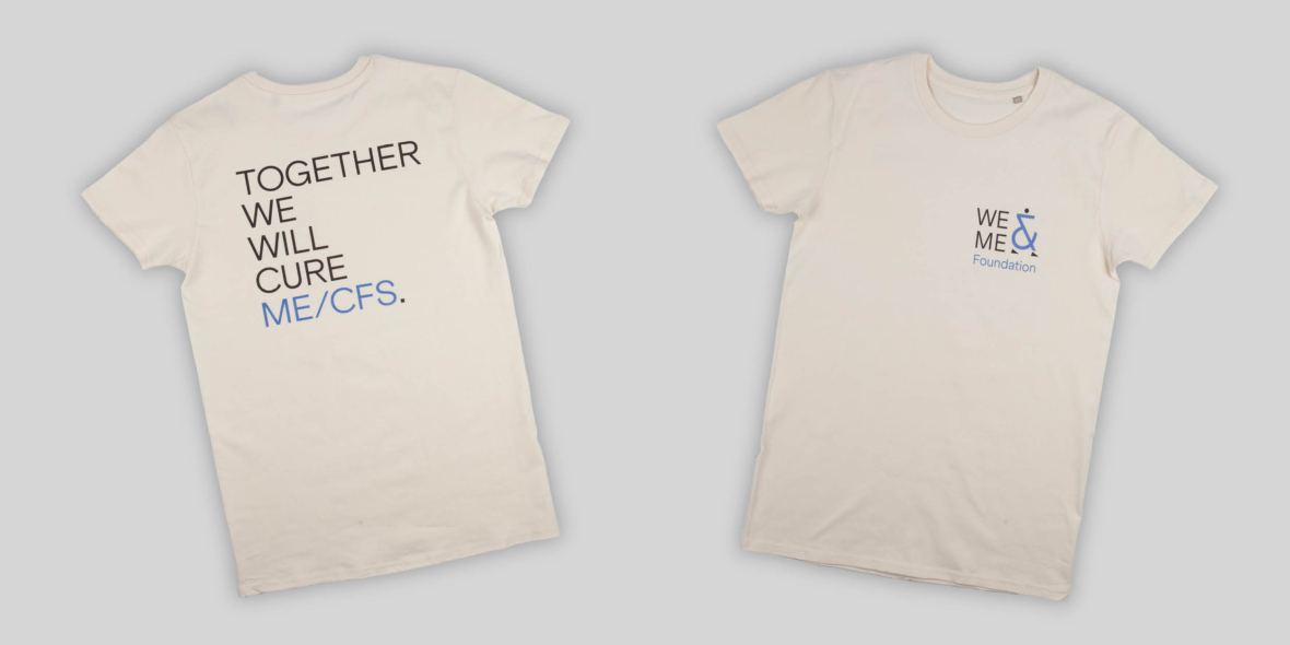 Zwei weiße T-Shirts mit Vorder- und Rückseite. Auf der Rückseite steht TOGETHER WE WILL CURE ME/CFS. Auf der Vorderseite befindet sich ein kleines Logo der WE ME Foundation mit einem blauen Band auf der oberen linken Brustseite.