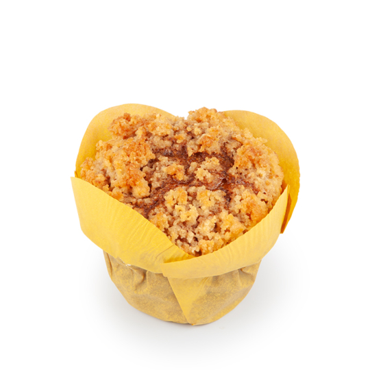 Ein in gelbes Papier eingewickelter Zimtstreusel-Muffin steht auf einem weißen Hintergrund. Der Muffin hat einen bröckeligen, goldbraunen Belag.