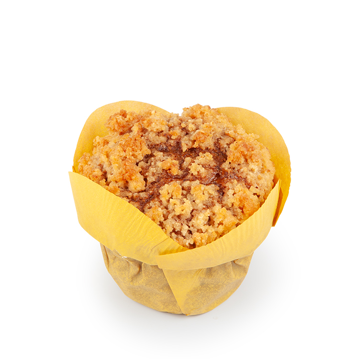 Ein in gelbes Papier eingewickelter Zimtstreusel-Muffin steht auf einem weißen Hintergrund. Der Muffin hat einen bröckeligen, goldbraunen Belag.