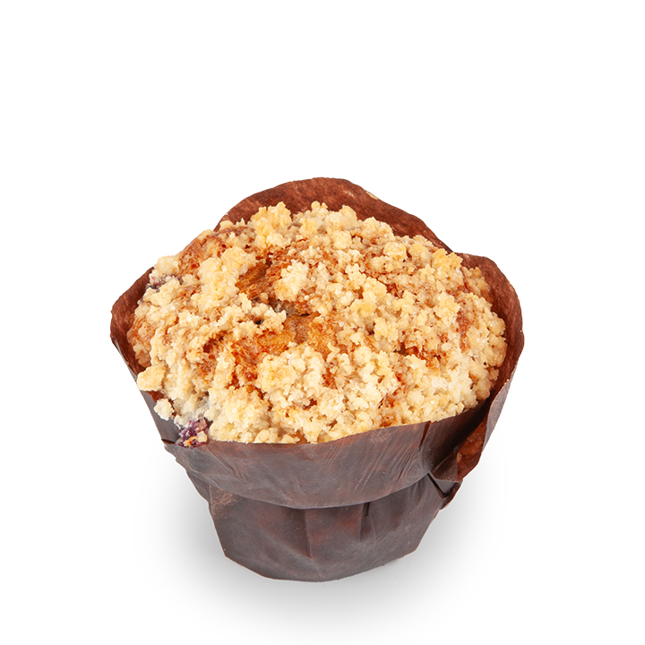 Ein Blaubeermuffin mit Streuselbelag, eingewickelt in eine braune Papierunterlage, vor weißem Hintergrund.