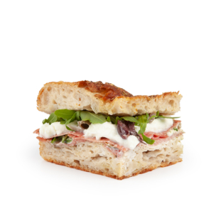 Ein quadratisches Sandwich aus Focaccia-Brot, gefüllt mit Schichten von Salami, frischem Mozzarella, Rucola und Oliven, isoliert auf weißem Hintergrund.