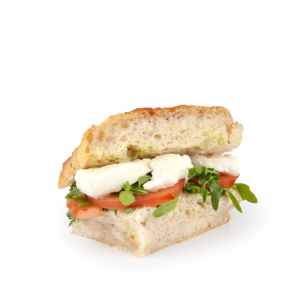 Ein Sandwich mit rustikalem Brot, gefüllt mit frischem Mozzarella-Käse, Tomatenscheiben und Rucola, isoliert auf weißem Hintergrund.