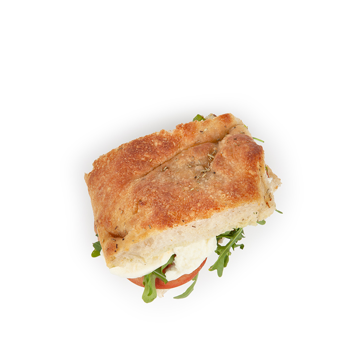 Ein quadratisches Focaccia-Sandwich, gefüllt mit frischem Mozzarella, Tomatenscheiben und Rucola, dargestellt auf einem weißen Hintergrund.
